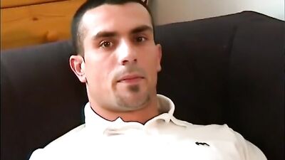 Hey; i now i’m very sexy and i have a huge cock but don’t wank my cock!!